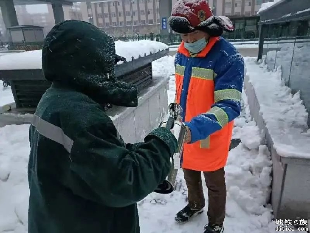 风雪中，地铁车站请环卫工人进站喝杯热水