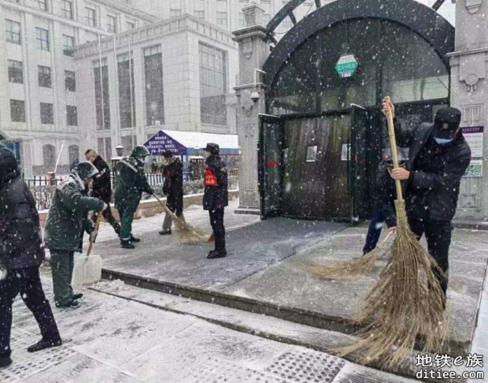 【小雪节气战大雪】清冰雪、铺地毯……防止乘客出入地铁“脚打滑”