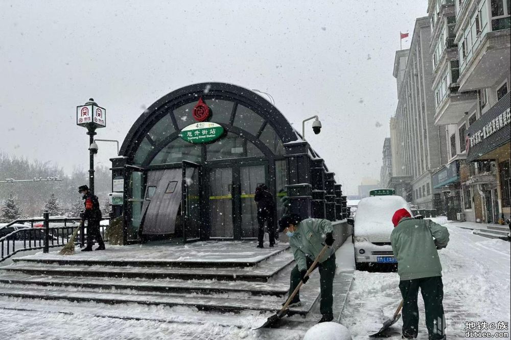 【小雪节气战大雪】清冰雪、铺地毯……防止乘客出入地铁“脚打滑”