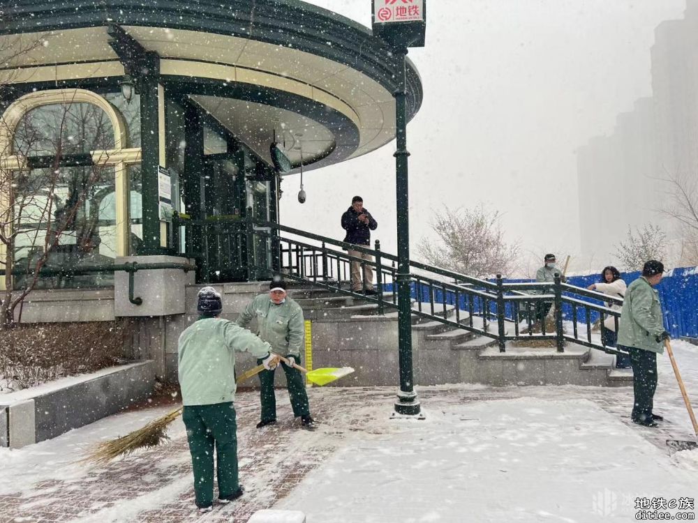 【小雪节气战大雪】清冰雪、铺地毯……防止乘客出入地铁“脚打滑”