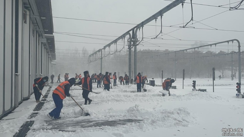 打通列车运行路，他们雪不清人不走