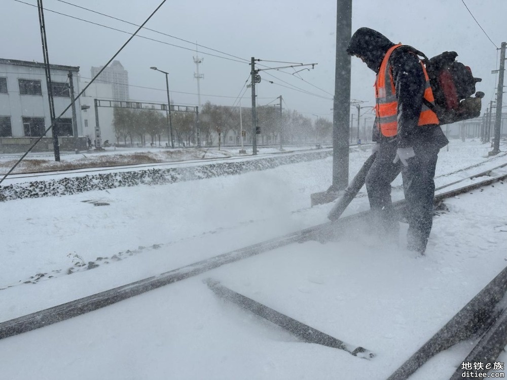 打通列车运行路，他们雪不清人不走