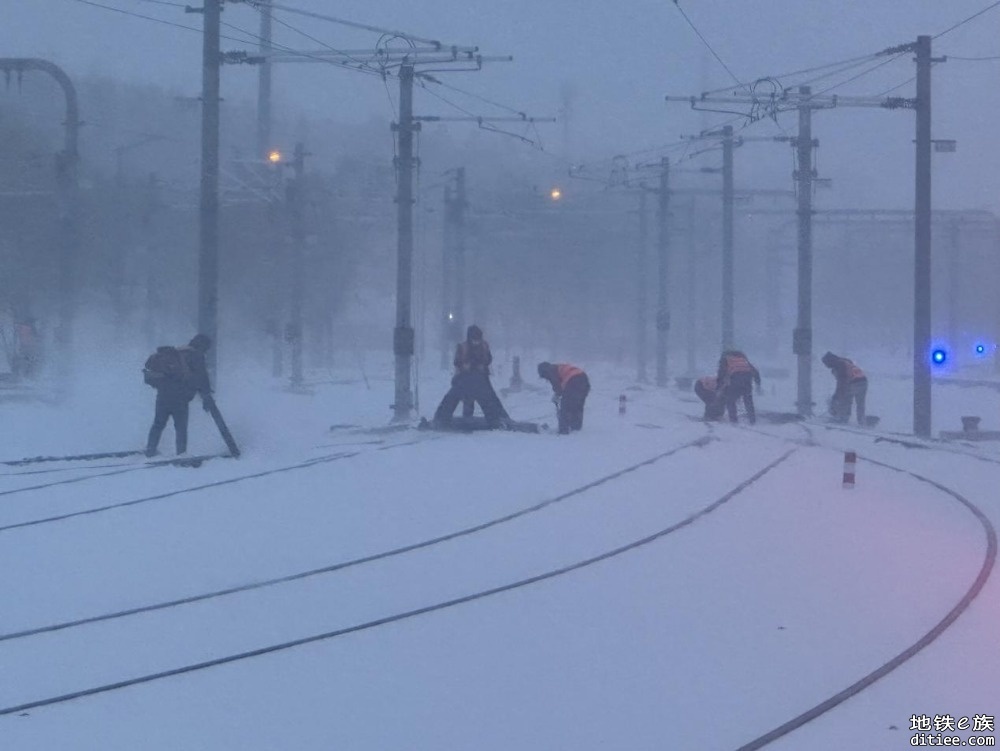 打通列车运行路，他们雪不清人不走