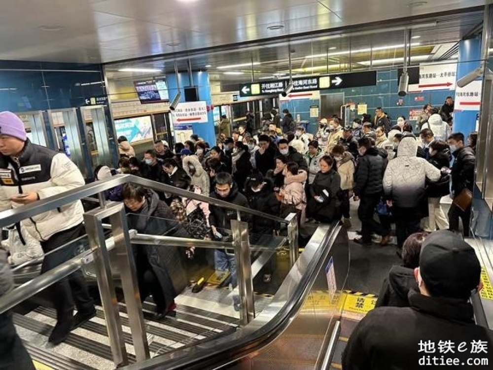 风雪中 地铁１号线会展中心站再度迎来客流高峰