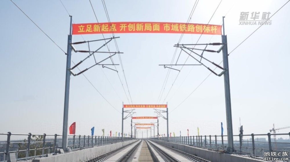上海新建市域铁路高架区段接触网架设完成