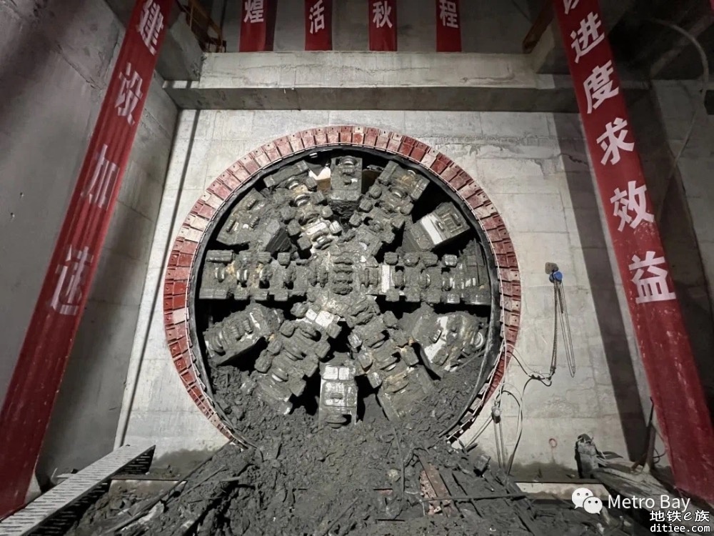 广州12号线白云区间右线盾构隧道顺利贯通，土建累计完成75%