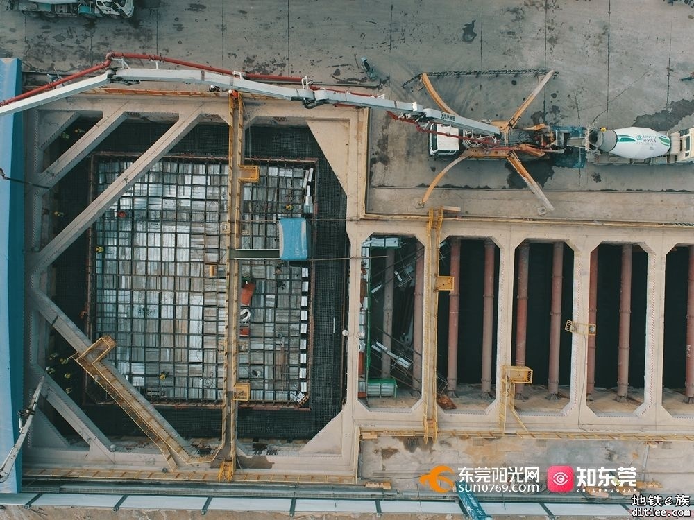 深江铁路深莞隧道7号盾构始发工作井主体结构封顶