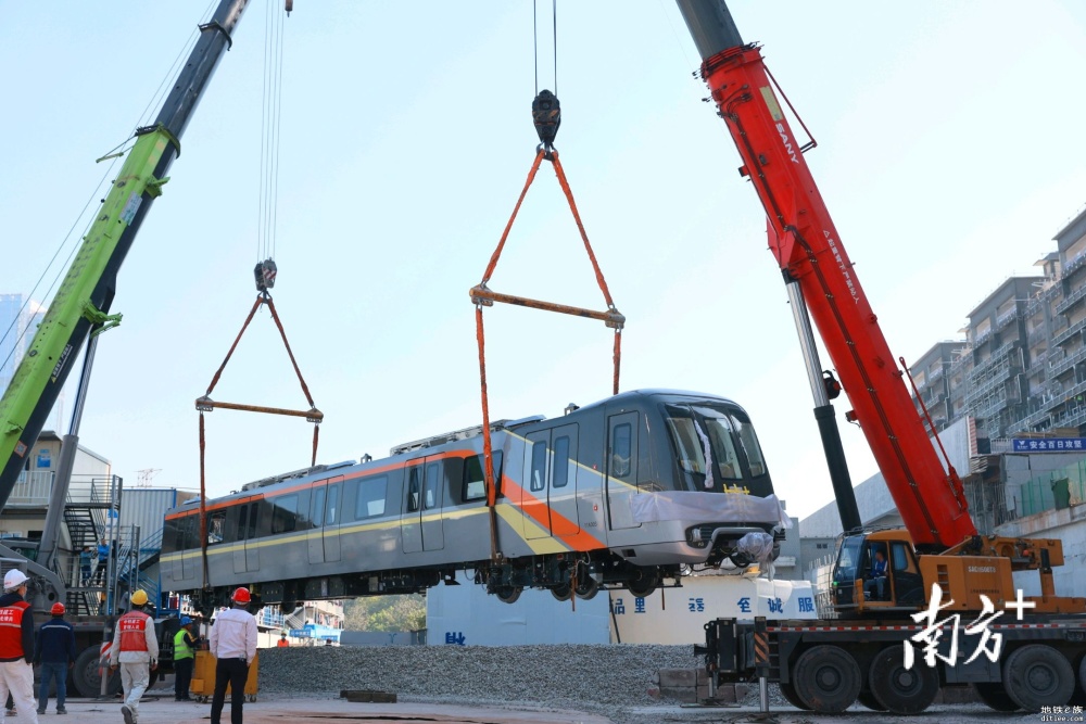 再添“巨无霸”列车！广州首条地铁环线首列车抵达