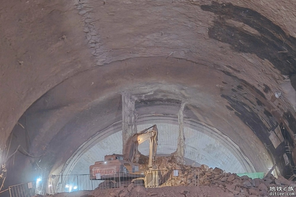 重庆地铁4号线西延龙溪站主体开挖完成！