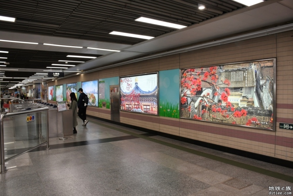 烈士陵园地铁站举办红色绘画摄影展