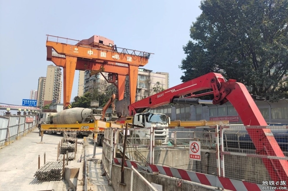 重庆地铁4号线西延嘉—民区间矿山法首段二衬施工完成！