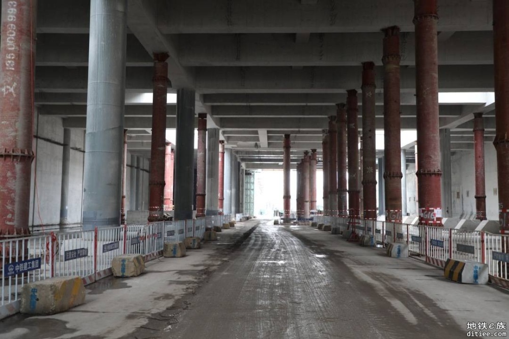 承重钢骨柱立起，白云机场T3交通中心钢结构工程完成首吊