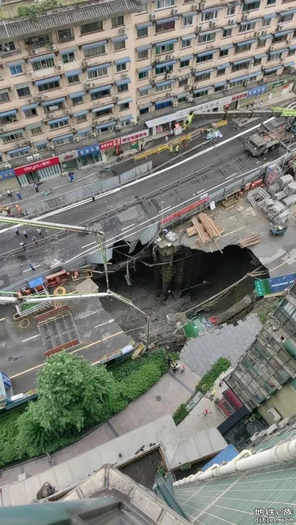 成都，在建地铁路面坍塌，太吓人