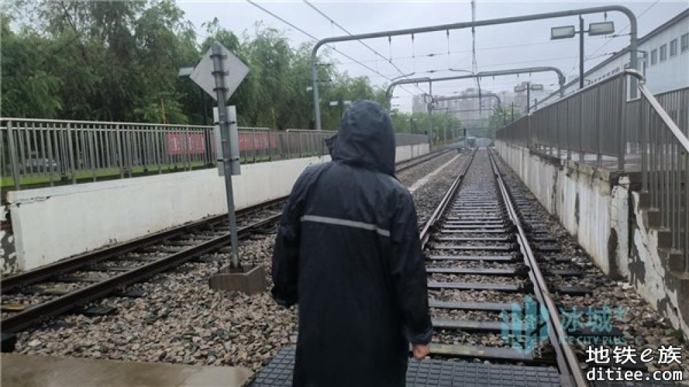 防范降雨隐患，地铁专业人员全面排查轨道线路及道床安全