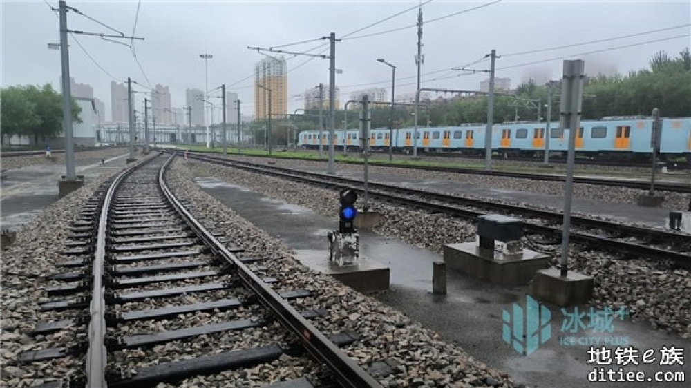 防范降雨隐患，地铁专业人员全面排查轨道线路及道床安全