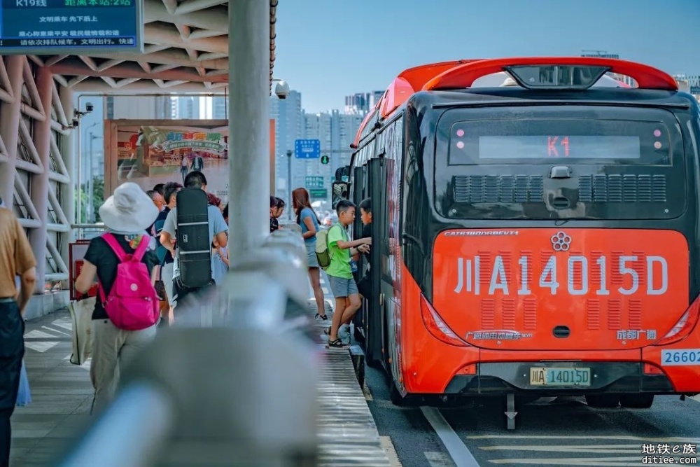 成都快速公交（BRT）成绩单！日均客流量近60万乘次