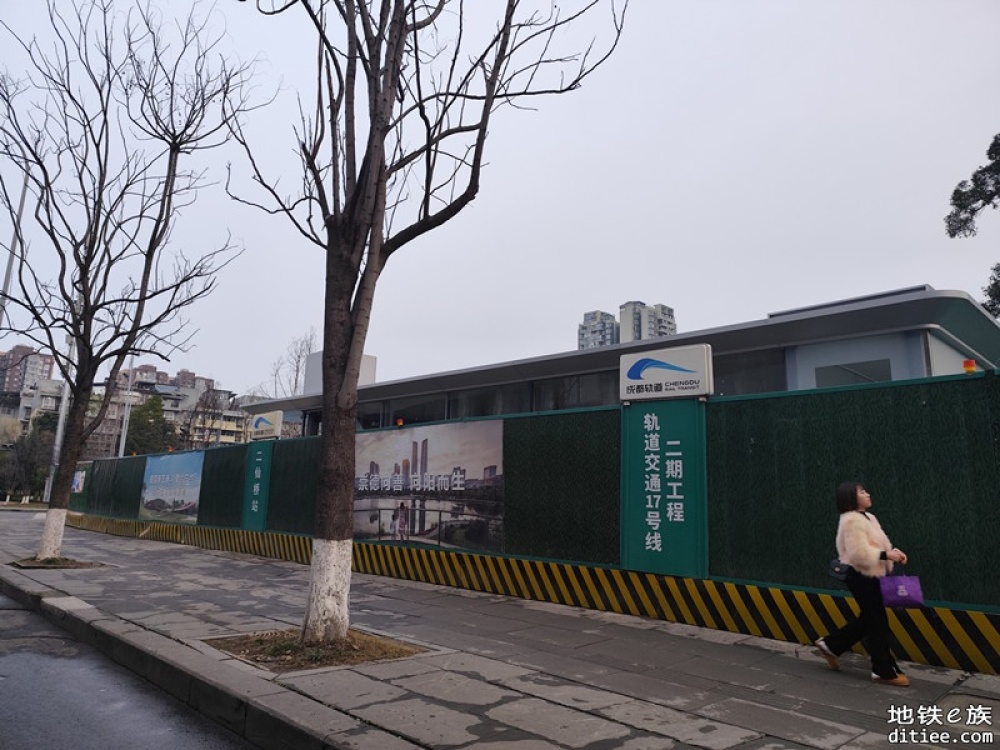 17号线二仙桥站一侧出口已经搭好！