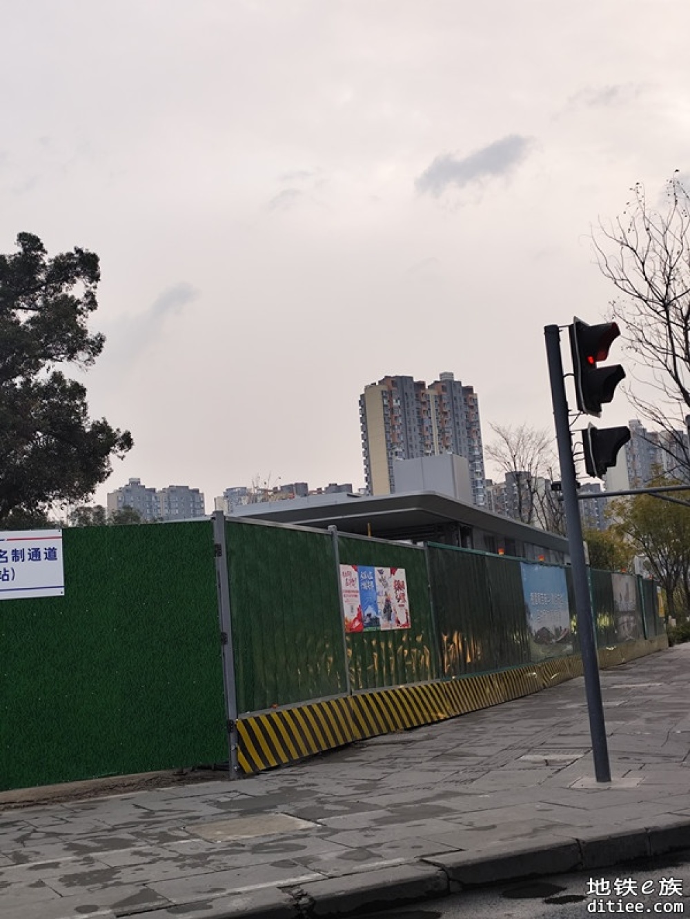 17号线二仙桥站一侧出口已经搭好！