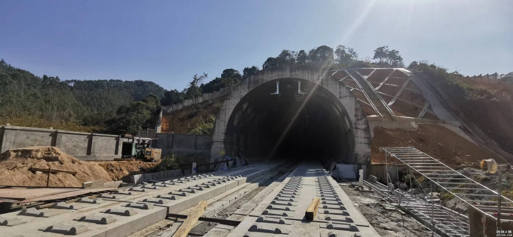 正在建设中的广湛高速铁路阳春东站