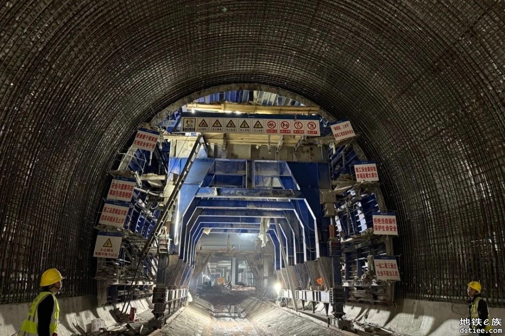 重庆地铁15号线二期大学城北一路站—张家湾站隧道暗挖二衬施工完成！