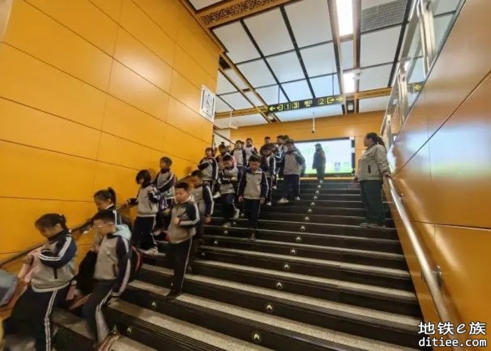 三百余名小学师生预约出行，地铁车站工作人员暖心护航