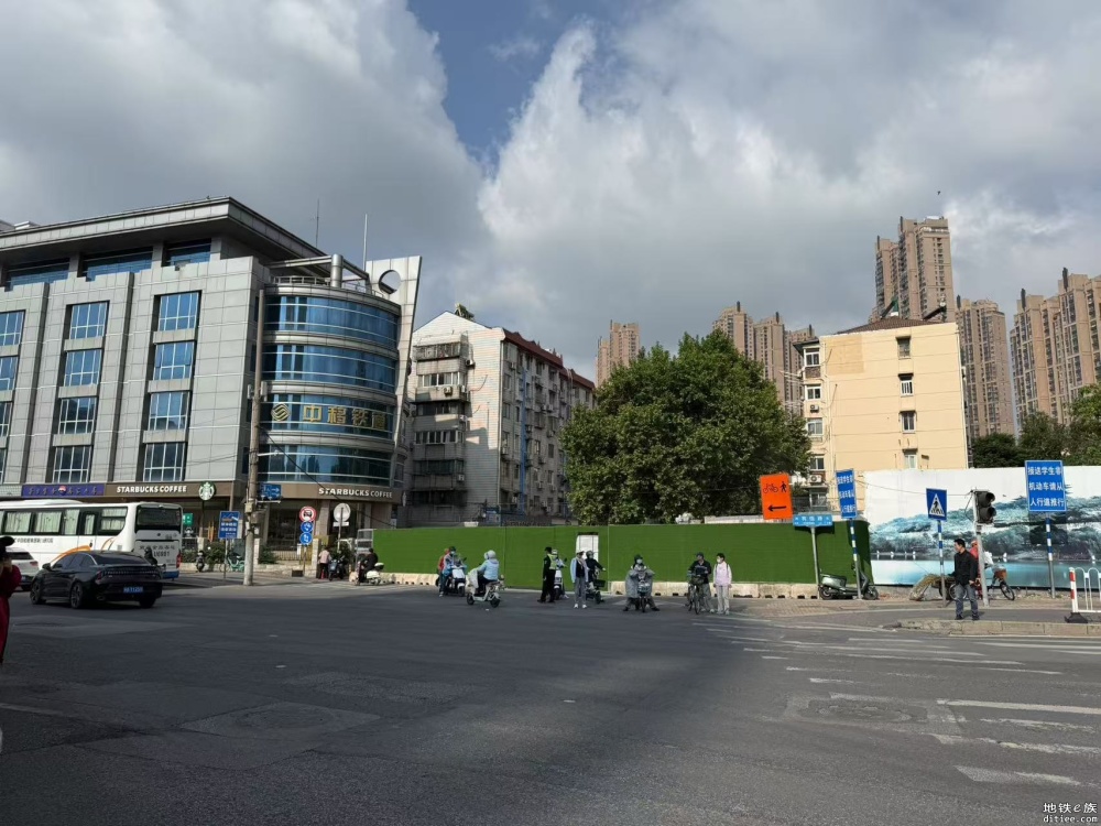 三汊河站有恒路路口围挡