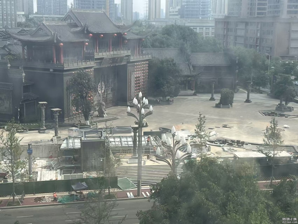 龙潭水乡门口今天拆围