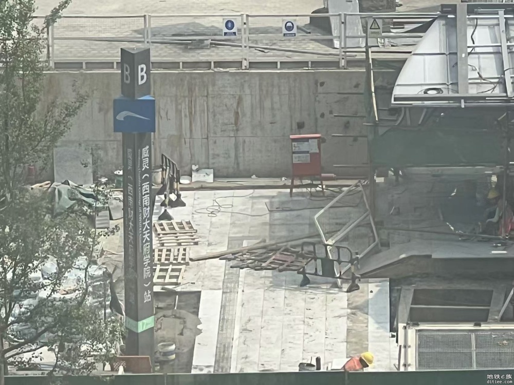 龙潭水乡门口今天拆围