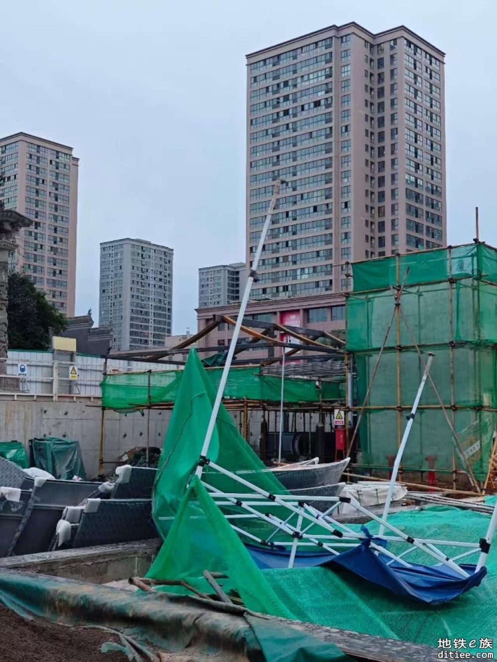 龙潭水乡门口今天拆围