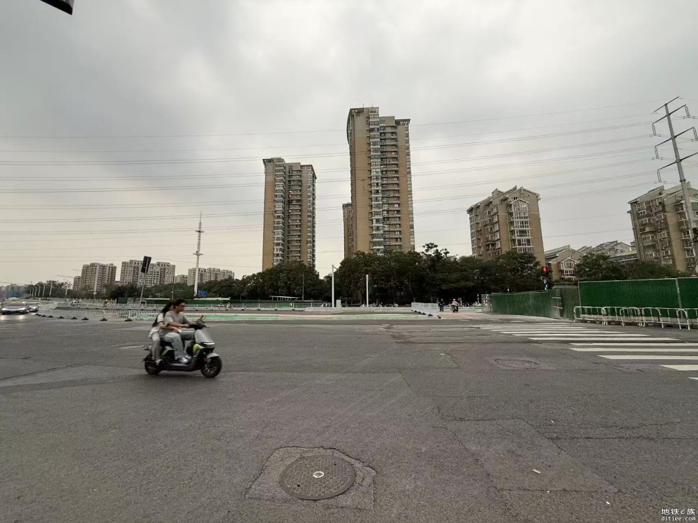 三汊河站有恒路路口围挡