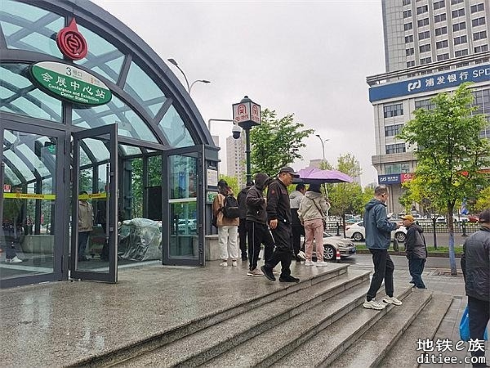 第34届哈洽会 | 保障中外来宾出行顺畅 会展中心地铁站增设引导服务
