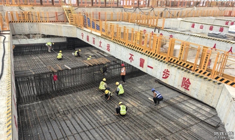 东莞轨道交通2号线三期工程港澳码头站主体结构顺利封顶