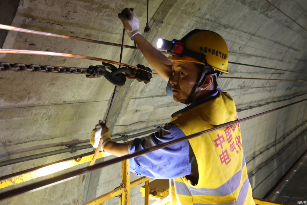 广清南延架设首条承力索 新白广北段接触网接入南段 三线接触网送电