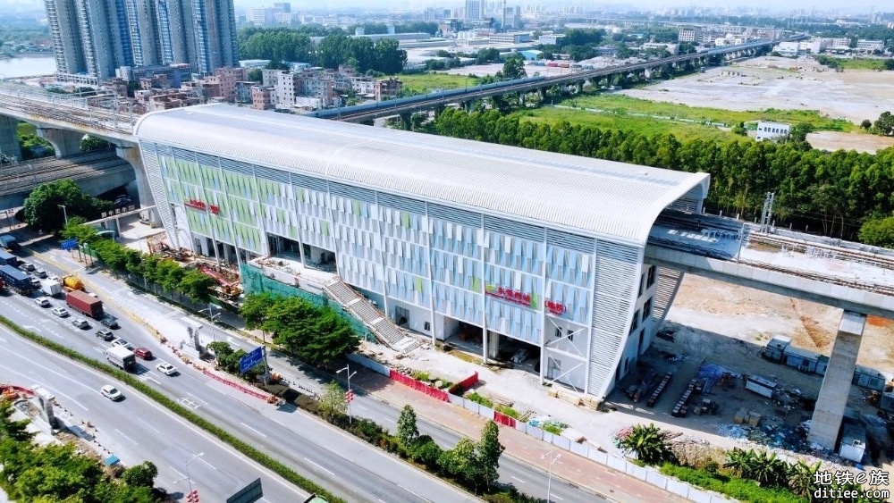 东莞地铁1号线东城南站附属结构2号换乘通道顺利封顶
