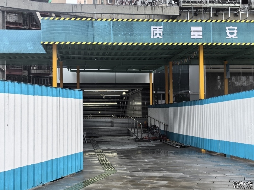 广州：地铁10号线滨江东路站两个出口正在进行收尾工作