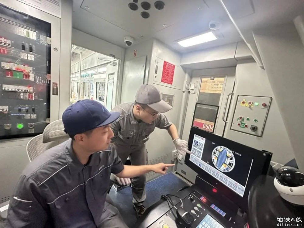 “换脑”升级！地铁5号线信号系统改造首列车顺利交付