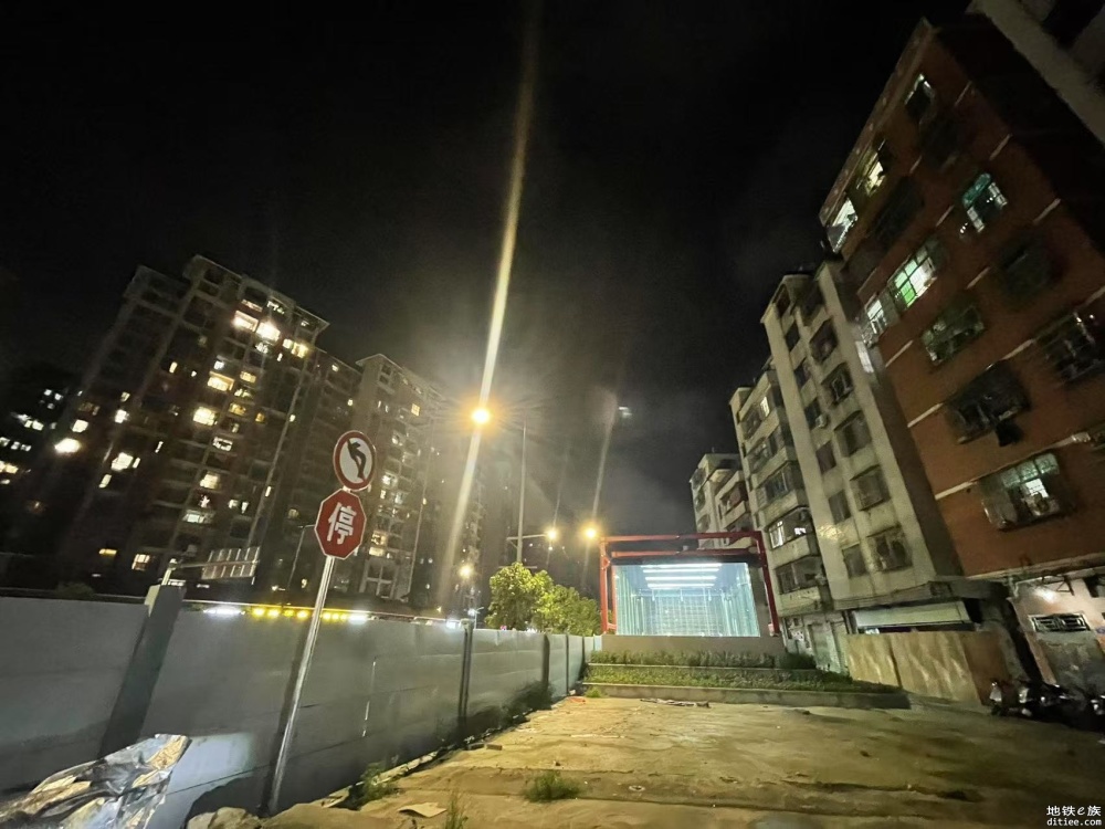 无聊谈论：当出入口开在城中村市场边上的时候。。。