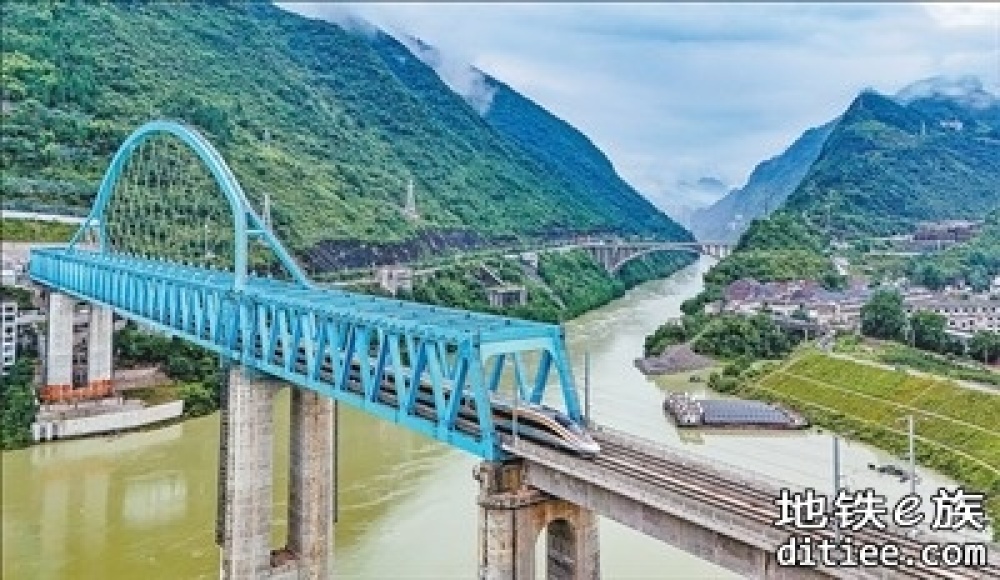 渝厦高铁重庆东至黔江段开通 西部地区最大高铁枢纽投入运营