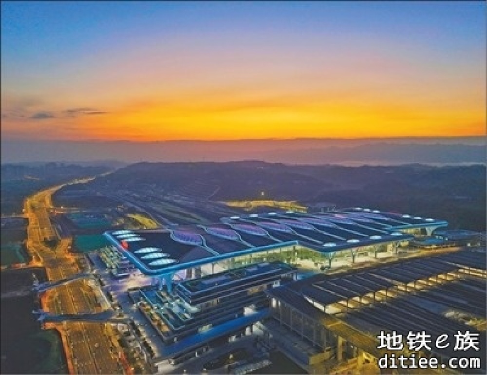 渝厦高铁重庆东至黔江段开通 西部地区最大高铁枢纽投入运营