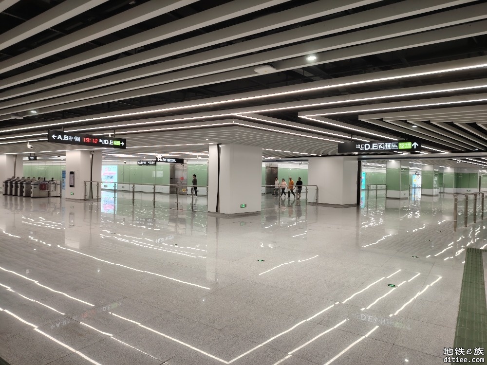 13号线西洲(槎头)站站厅居然跟12号线同步开放了