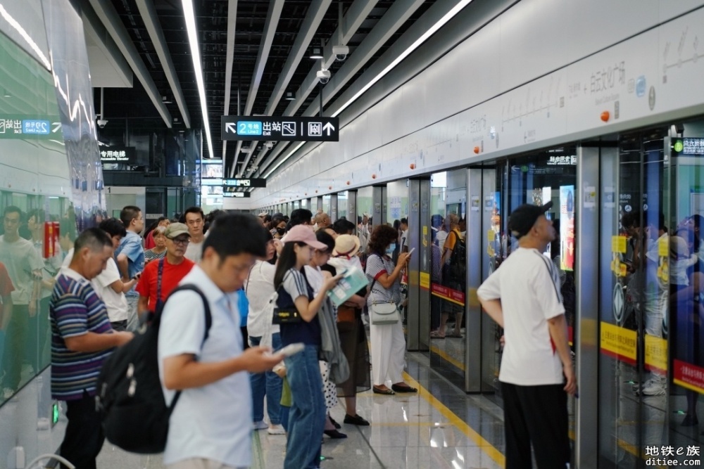 广州两条新线首日客流公布，小坪站新启用E、F两个出入口