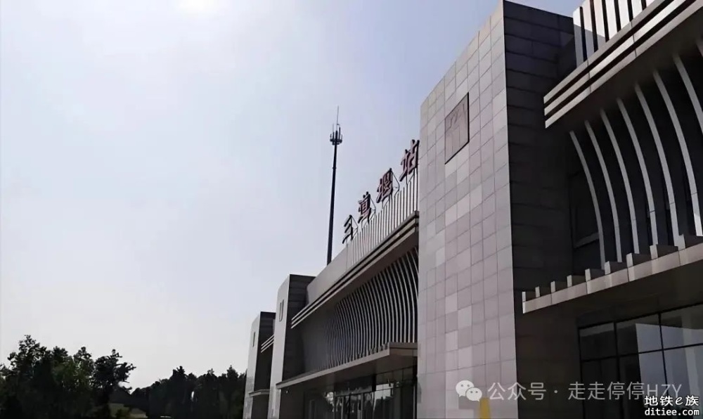 成都成彭快铁的几个“高铁站”，建成即被废弃