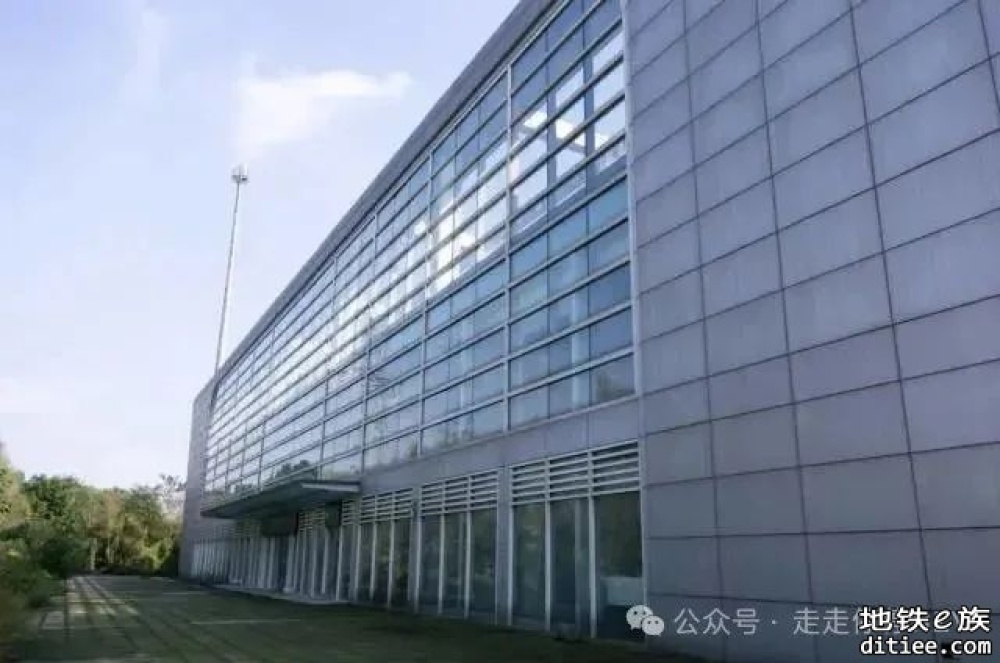 成都成彭快铁的几个“高铁站”，建成即被废弃
