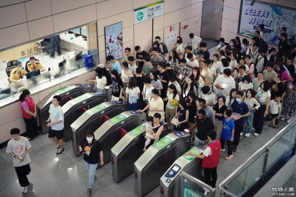 L10+12日均客流共30万，L11日均55万